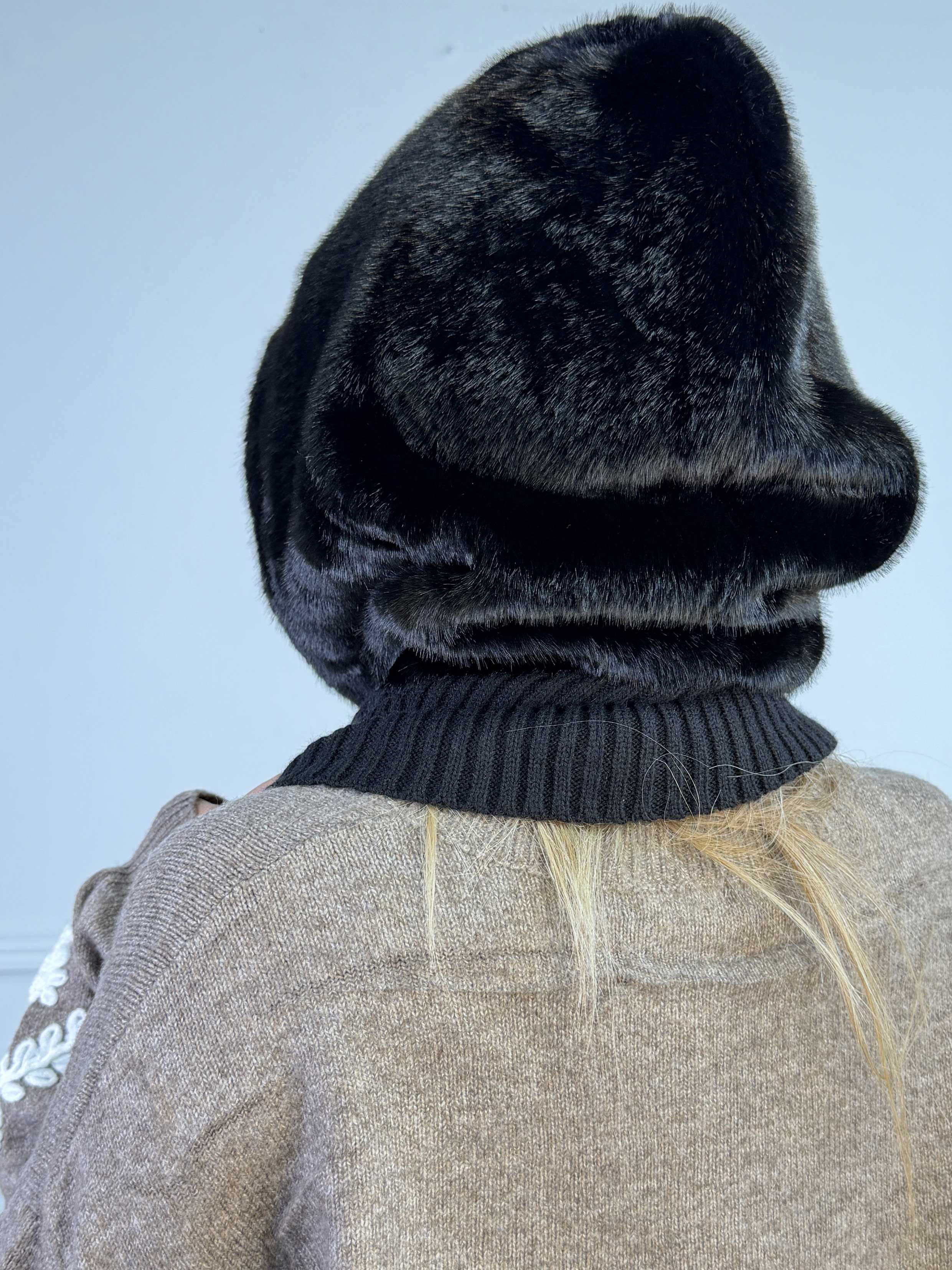 Vichi - Blød og varm hættehue i lækker faux fur med strik ved halsen